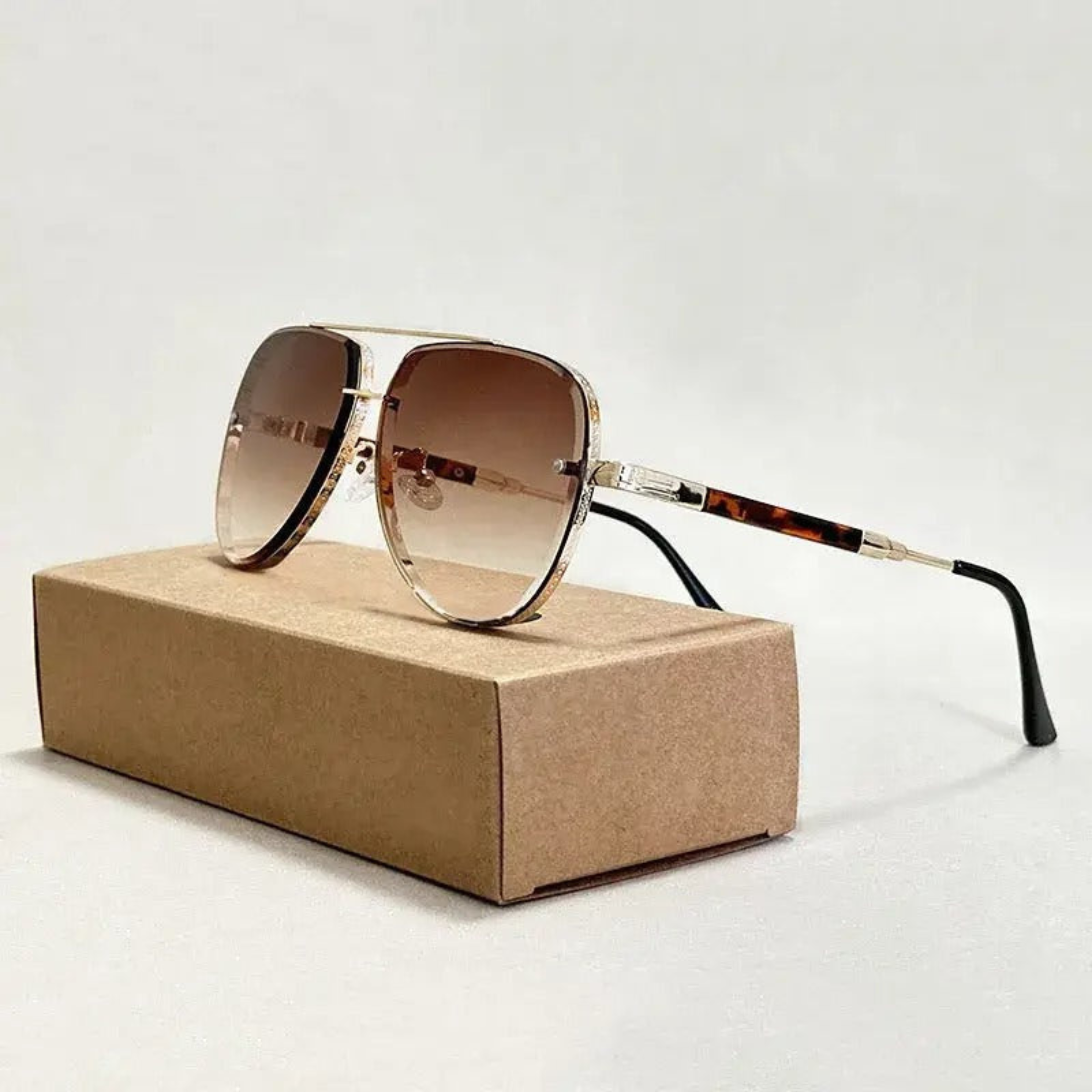 Aune™ | Episke Aviator-solbriller med skulpturerte gradientlinser