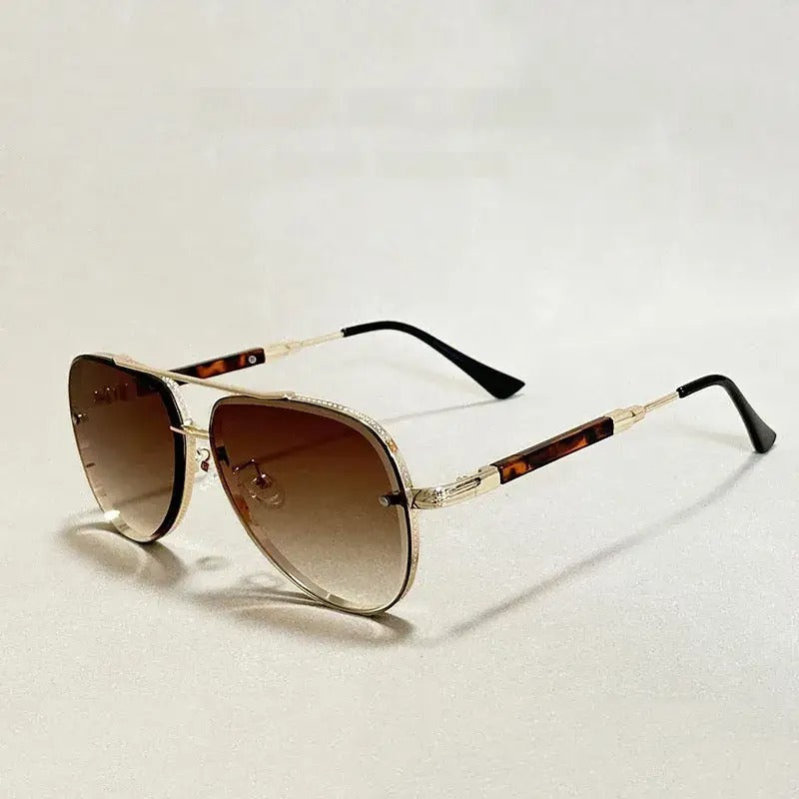 Aune™ | Episke Aviator-solbriller med skulpturerte gradientlinser