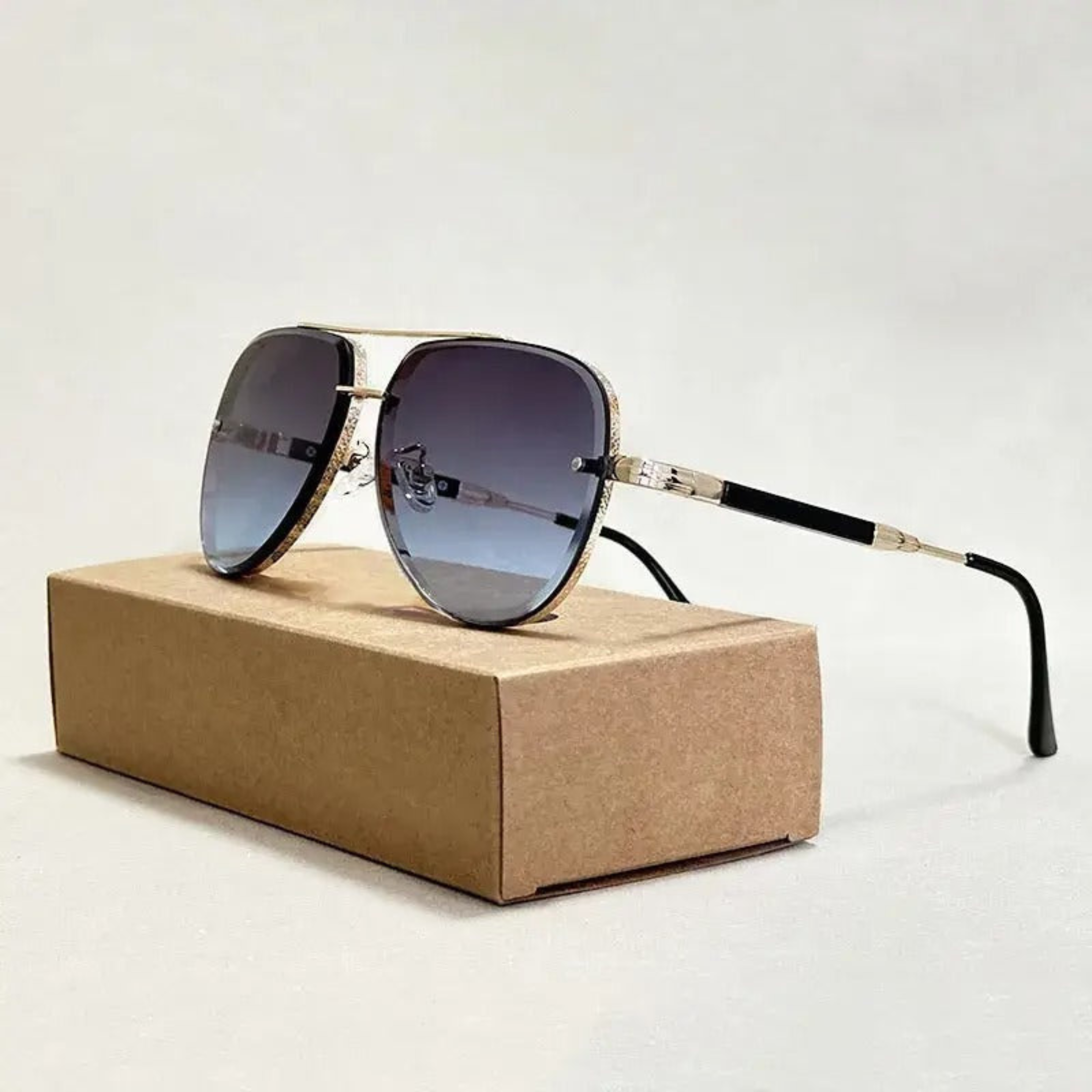 Aune™ | Episke Aviator-solbriller med skulpturerte gradientlinser